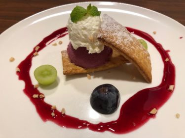 ジョナサン・サクサクパイと2色のぶどうのミルフィーユ風