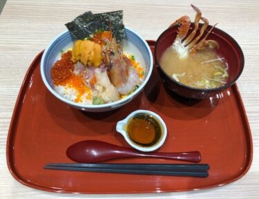 中與食堂・海盛り丼(豪華うにいくら乗せ)