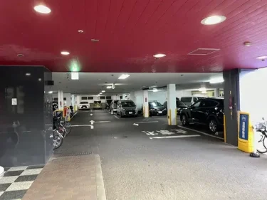 ラウンドワン高津店・駐車場