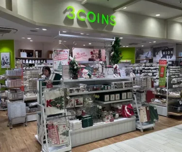 スリーコインズ ・冬の施設風景202511