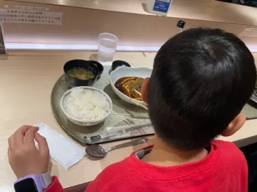 越玄一斗・食事風景(子ども)