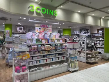 スリーコインズ ・秋の施設風景202509