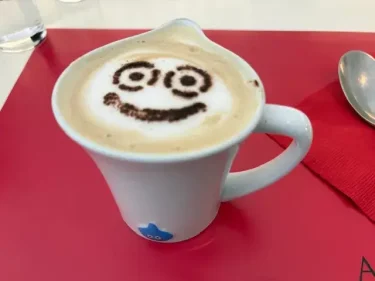 アルトニア(ドラクエ)・スライムマグカップラテアート(チョコミント)