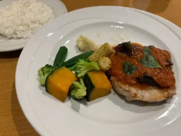 ココス・揚げなすとバジルのガーリックトマトチキンステーキ