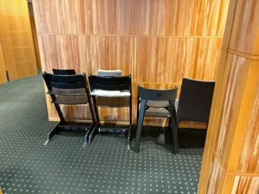 虎屋本店・施設風景(3階・ベビーチェアと子供椅子)
