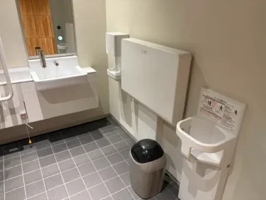 虎屋本店・地下1階(おむつ交換台)